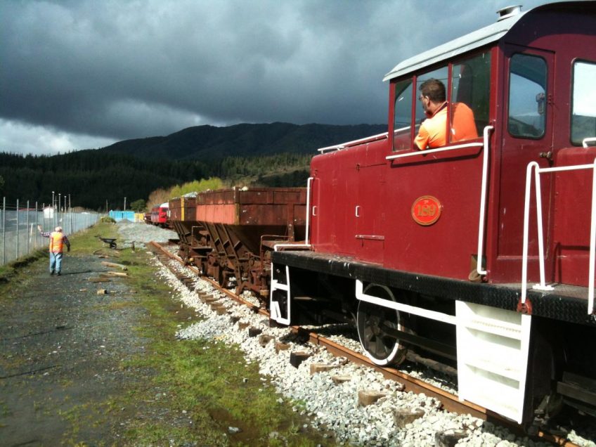 Tr 189 propels two ballast wagons along the loop track