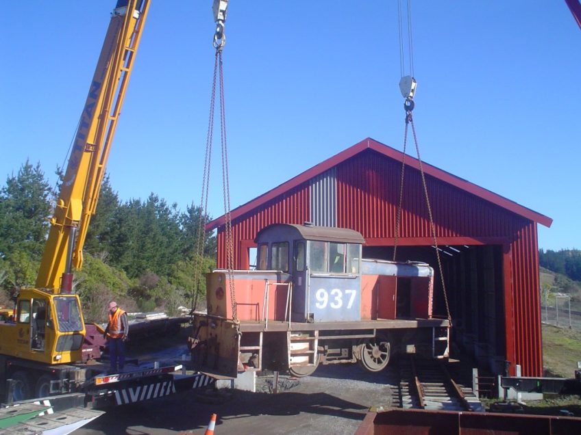 Twin cranes unloading Tr189 (TR937) at Maymorn