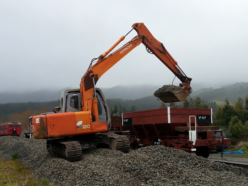 Peter O&#039;Flaherty loading wagon Yc817 with ballast on Saturday 23 August 2014