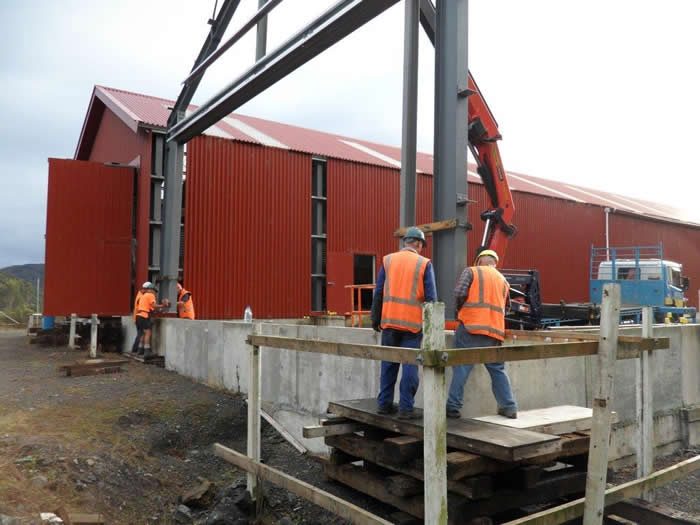 Lowering the end portal onto studs set into portal pods on the morning of Saturday 13 April. Photo: Glenn Fitzgerald